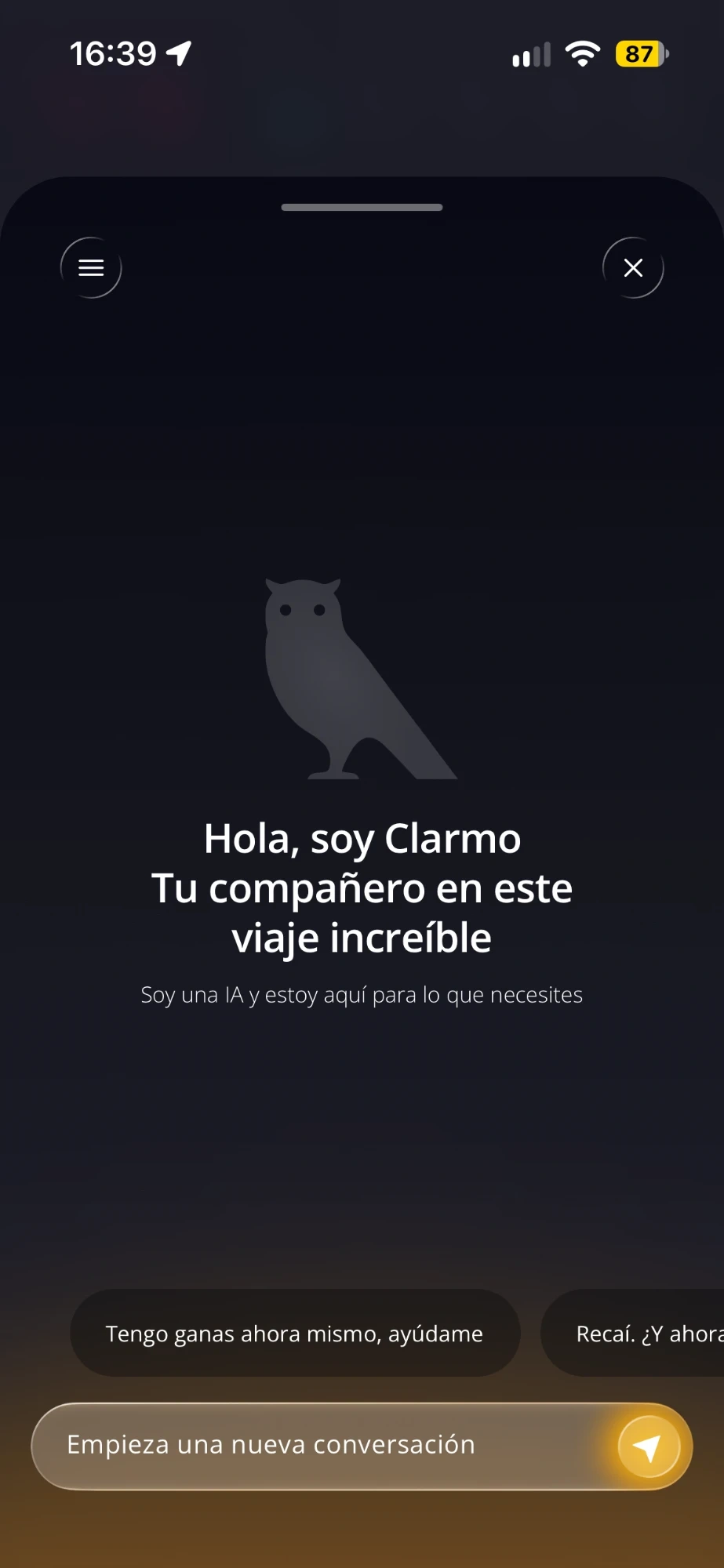 La pantalla de Habla: Clarmo, el acompañante con IA, te saluda con mensajes sugeridos para empezar a hablar
